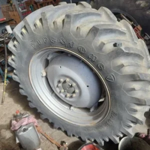 Massey Ferguson 265, 275, 290, 298 Hinterrad und Reifen 16.9R34